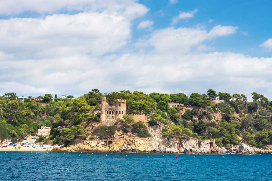 Où se situe exactement le village de Begur ?